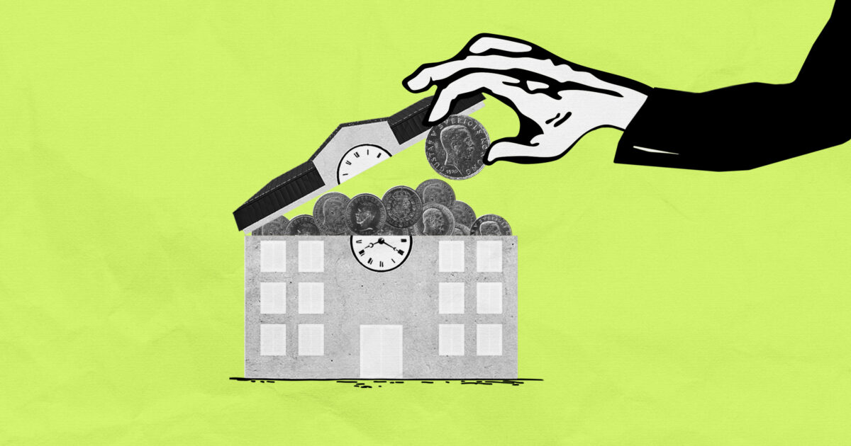 Hand plockar ut pengar från en skolbyggnad genom att lyfta på taket.