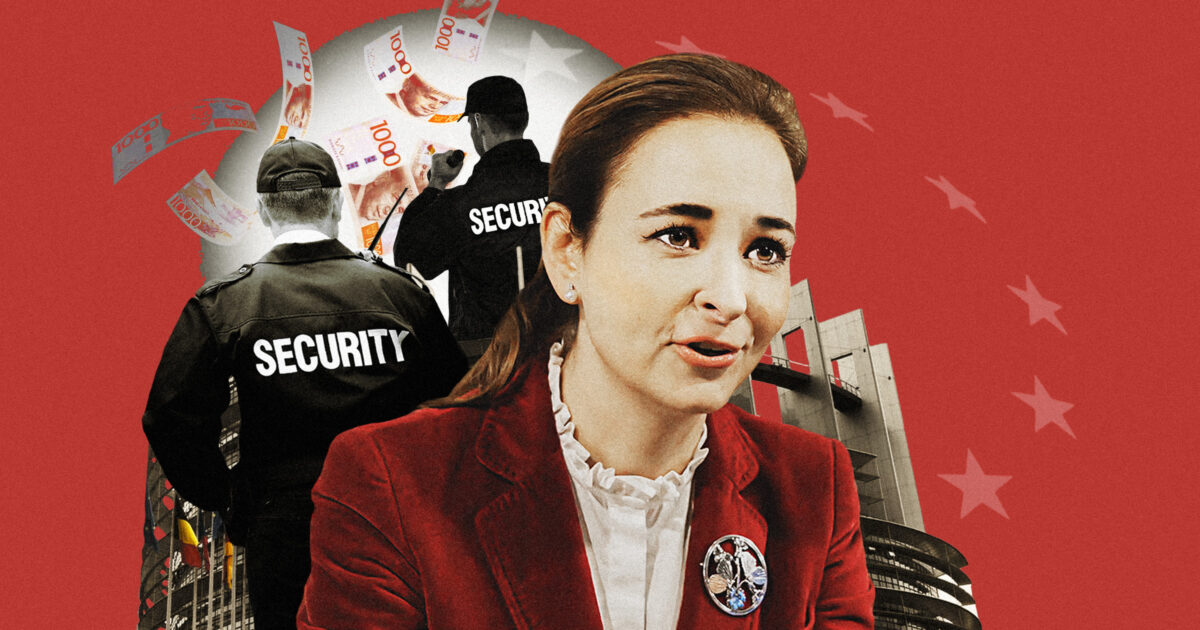 Alice Teodorescu Måwe i förgrunden, säkerhetsvakter och sedlar i bakgrunden. Kläggets montage.