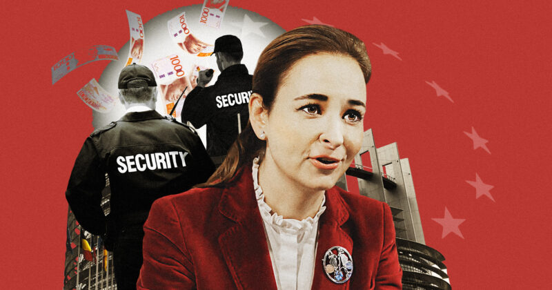 Alice Teodorescu Måwe i förgrunden, säkerhetsvakter och sedlar i bakgrunden. Kläggets montage.