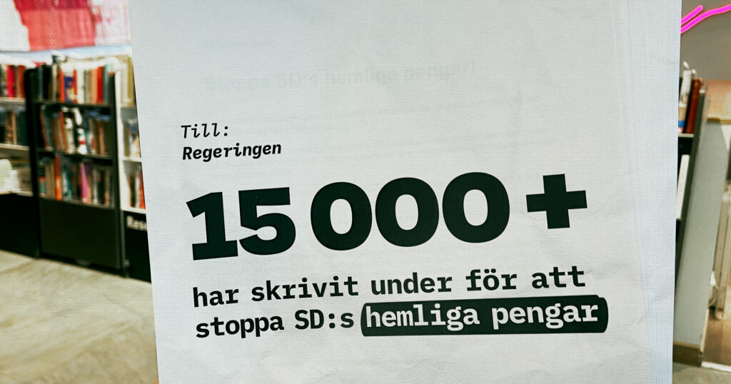 Bild på naminsamling med omslagstexten Till Regeringen. 15 000 + har skrivit under för att stoppa SD:s hemliga pengar