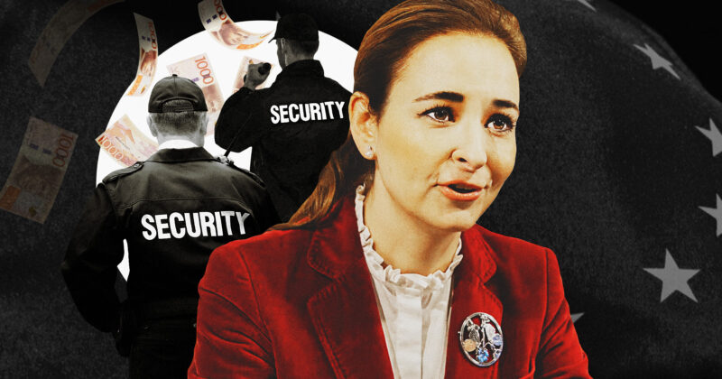 Alice Teodorescu Måwe i förgrunden, säkerhetsvakter och sedlar i bakgrunden. Kläggets montage.