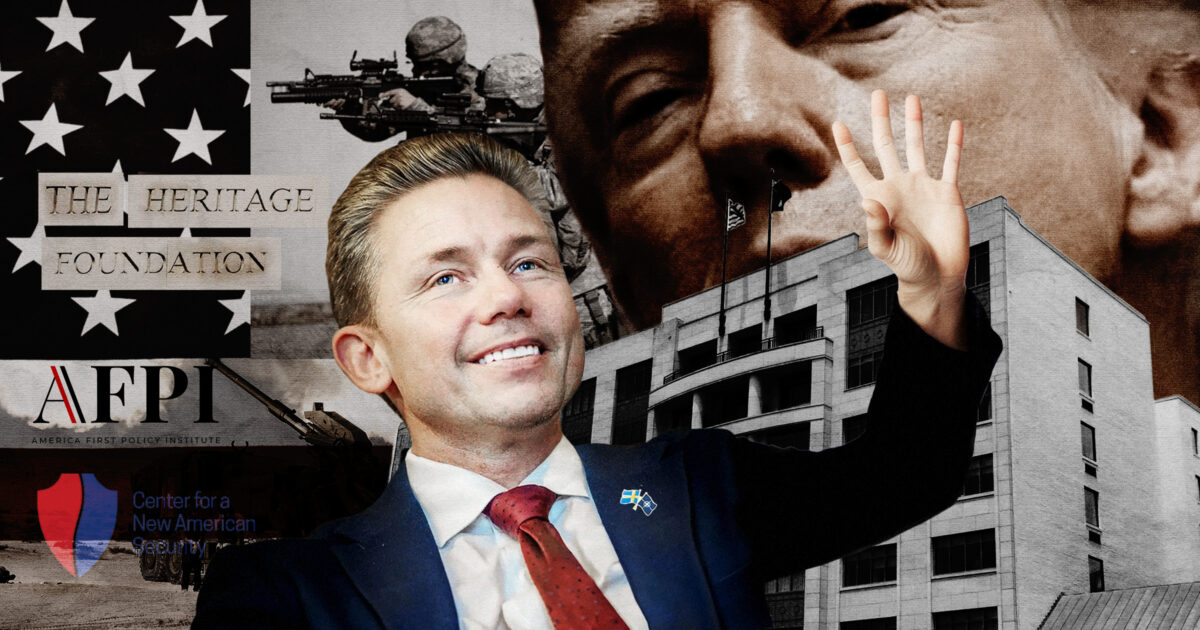 Pål Jonson framför The Heritage Foundation, AIFP och CNAS loggor. Donald Trump i bakgrunden. Kläggets montage.