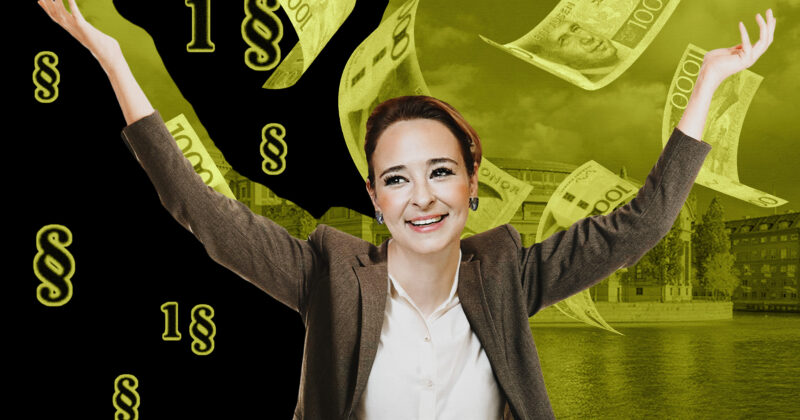 Alice Teodorescu Måwe ser glad ut. Sedlar flyger genom luften.