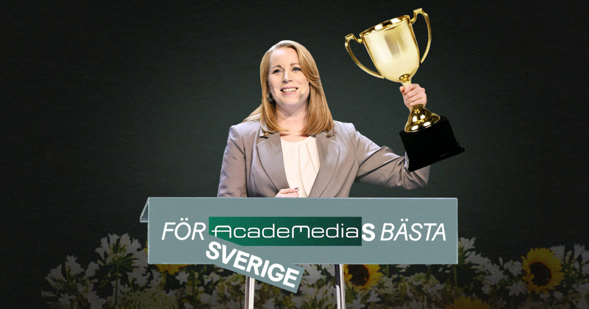 Annie Lööf (C) med prispokal. På en banner framför henne har "För Sveriges bästa" ersatts med "För Academedias bästa".